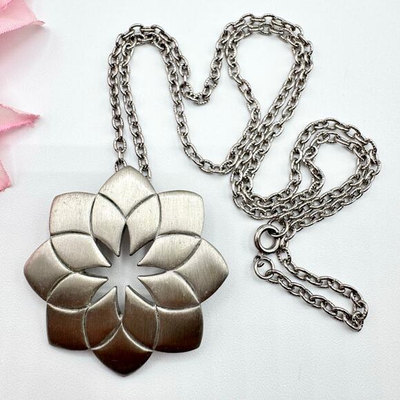 Vintage Kelly Waters Pewter Flower Pendant Necklace Signed Geometric Modernist - Picture 1 of 9